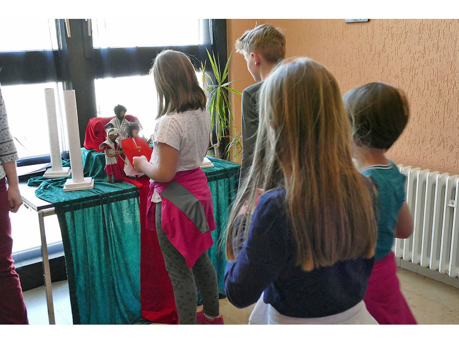 Kinderkarfreitagsliturgie im Gemeindezentrum (Foto: Karl-Franz Thiede)